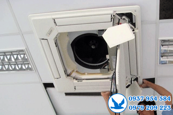 Vệ sinh máy lạnh âm trần tại quận 1