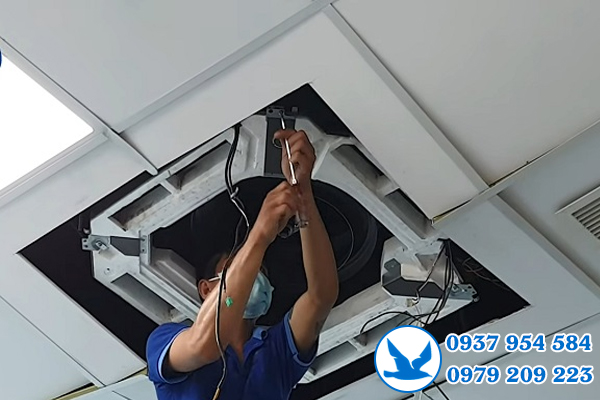 Vệ sinh máy lạnh âm trần tại quận 2